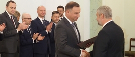 Prezydent Duda wręcza ministrowi Ardanowskiemu powołanie na ministra rolnictwa i rozwoju wsi