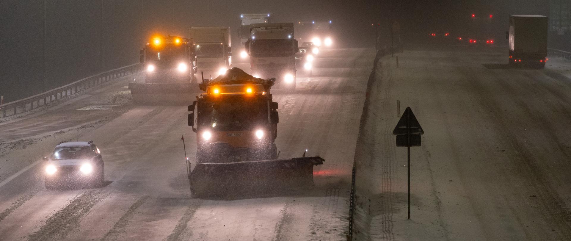 Na zdjęciu widoczne pługi odśnieżające drogę ekspresową S8