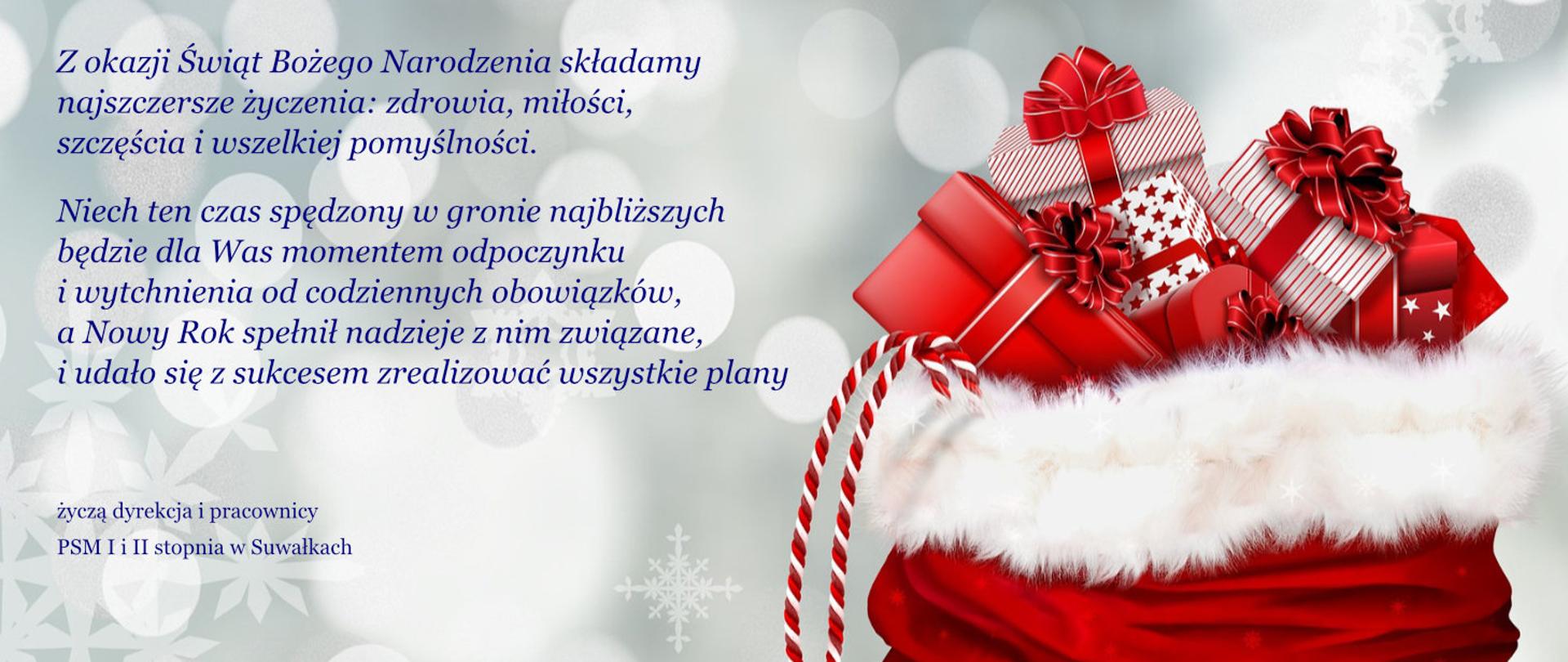Życzenia na Boże Narodzenie 2023 PSM Suwałki. Jasne, świąteczne tło (śnieżynki, rozbłyski światła). Po prawej stronie mikołajowy worek (czerwony z białym futerkiem), z którego wystają prezenty. Po lewej stronie życzenia napisane granatową czcionką.
