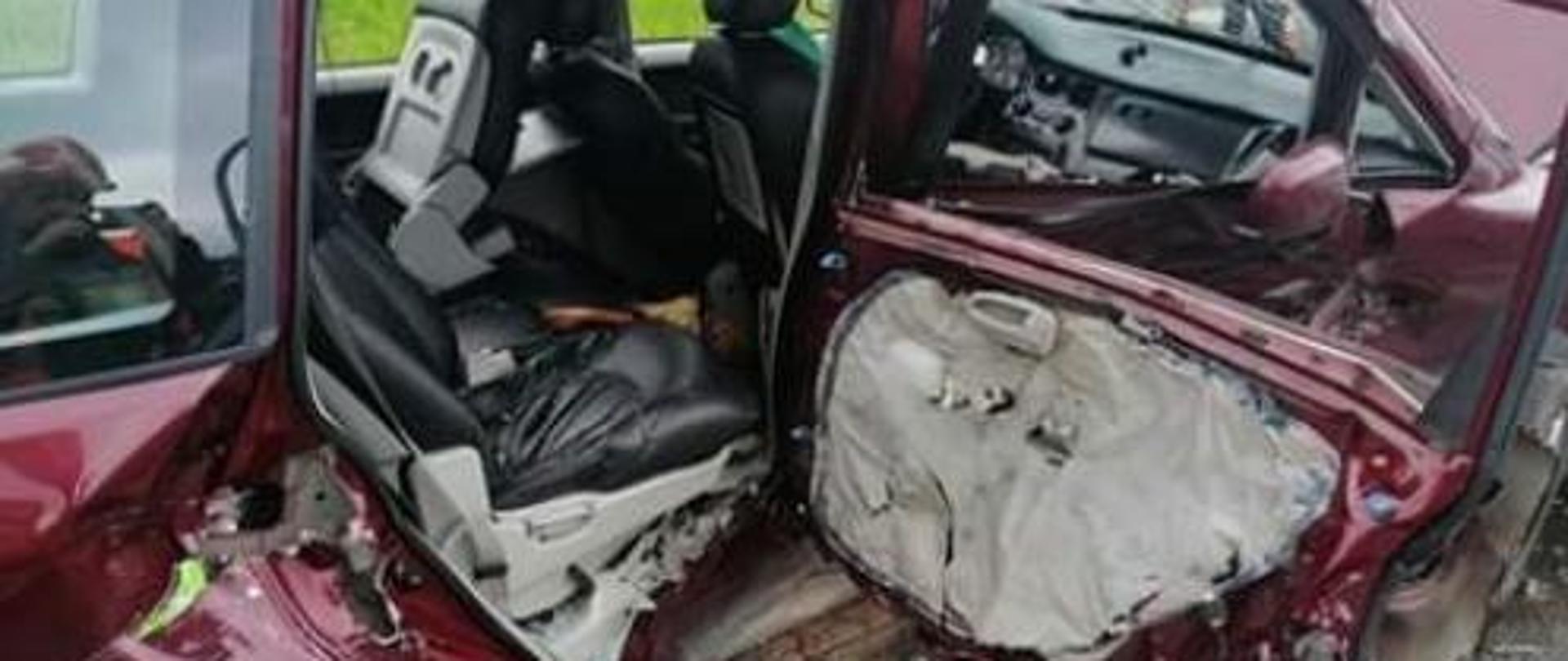 samochód osobowy po wypadku. Widoczne uszkodzenia pojazdu z prawej strony. Drzwi prawe tylne po wyważeniu przez Straż Pożarną.