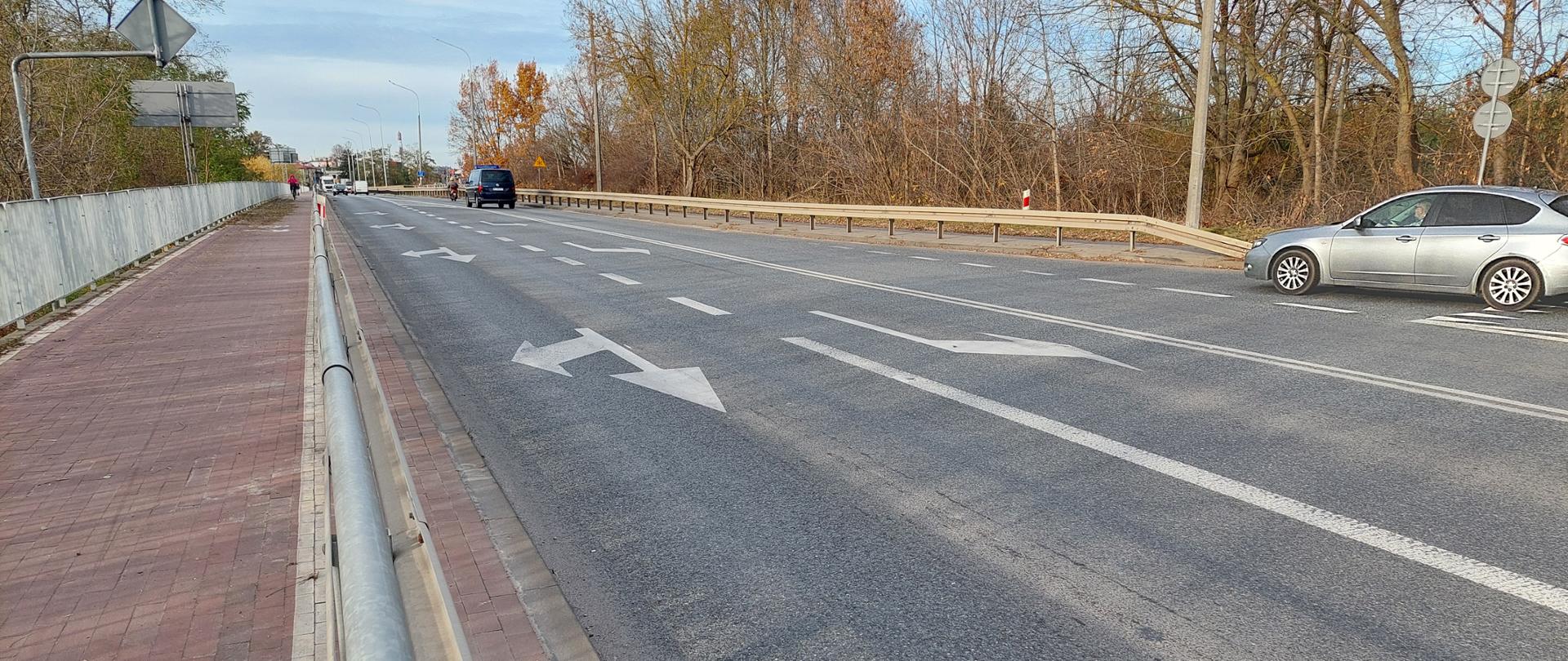 DK62_most_w_Wyszkowie, na nim pojazdy oraz pieszy