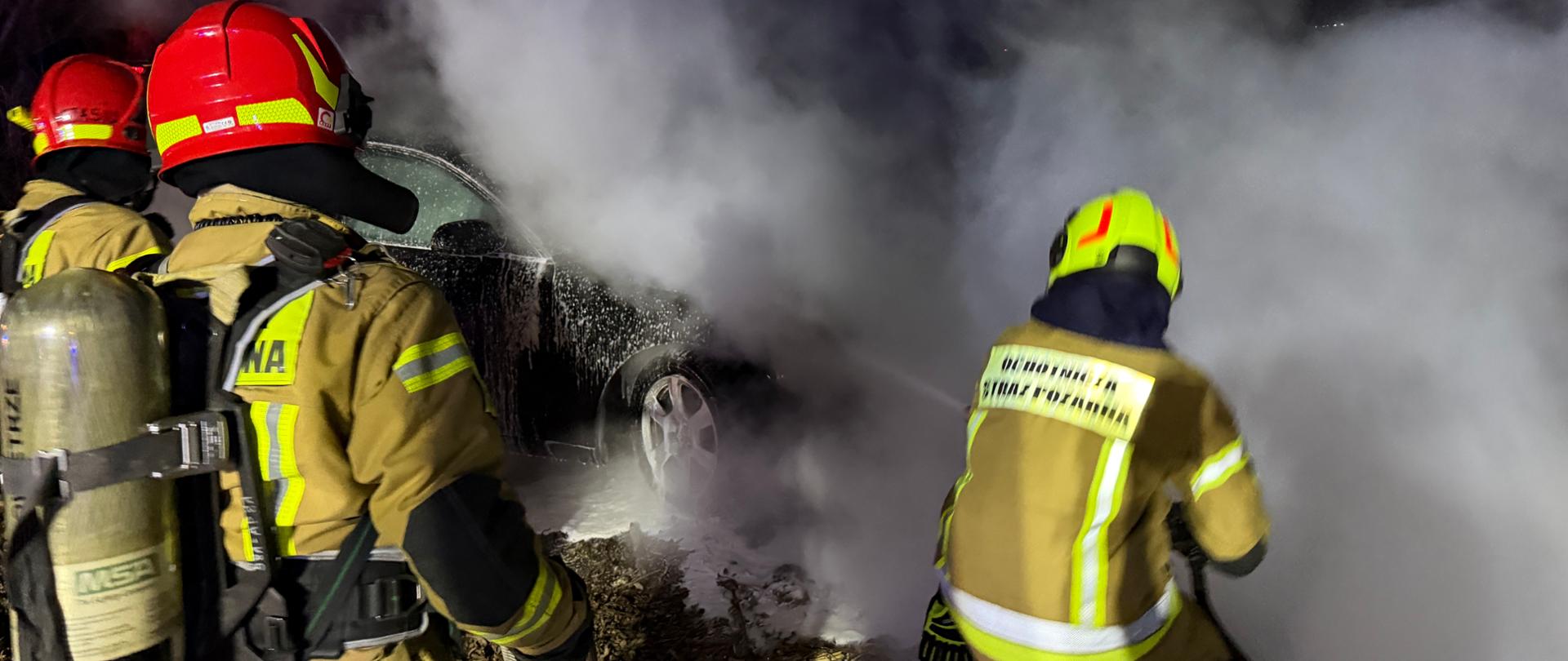 strażacy gaszą pożar samochodu
