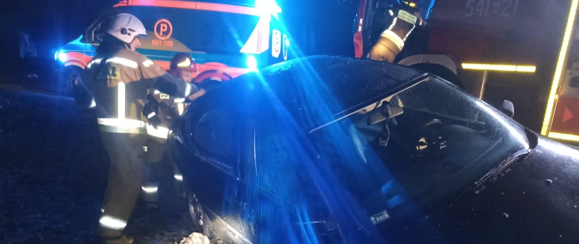 Strażacy wydobywający poszkodowanego