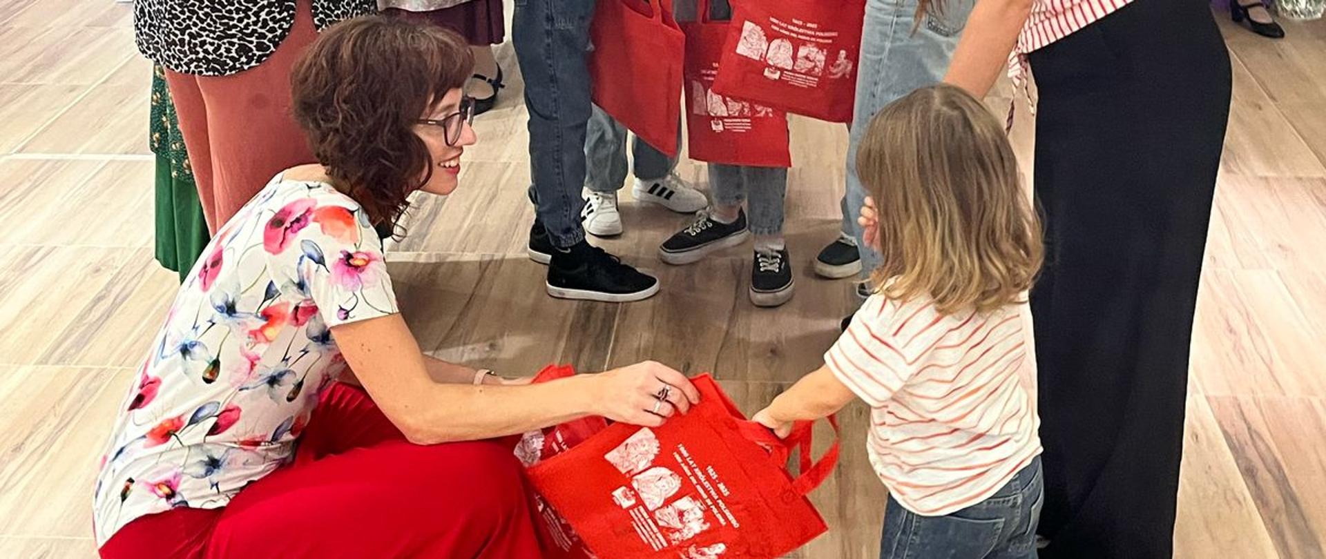 Konsul RP Monika Perendyk wręcza nagrody