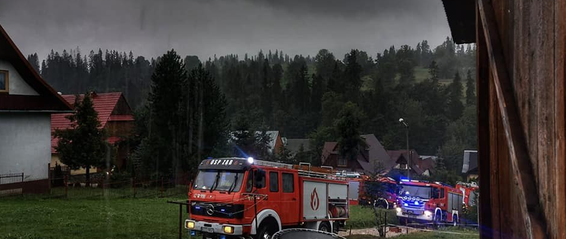 Pożar w budynku wywołany uderzeniem pioruna