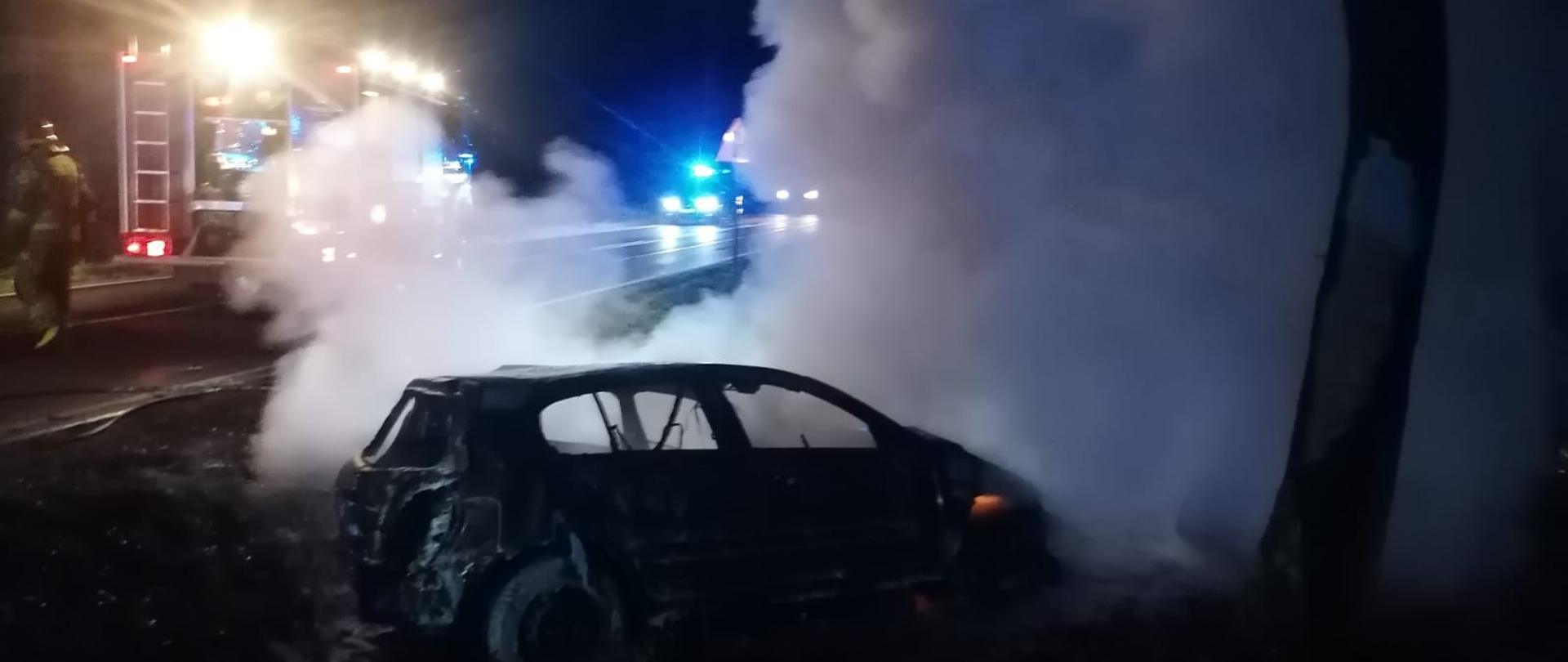 Zdjęcie przedstawia palący się samochód
