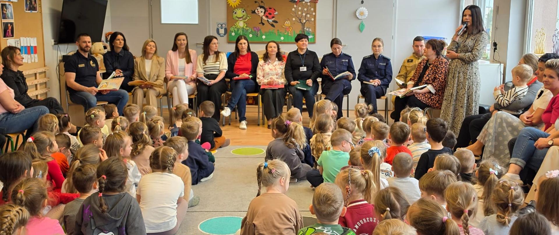 Lektorzy czytający dzieciom w Przedszkolu Nr 2