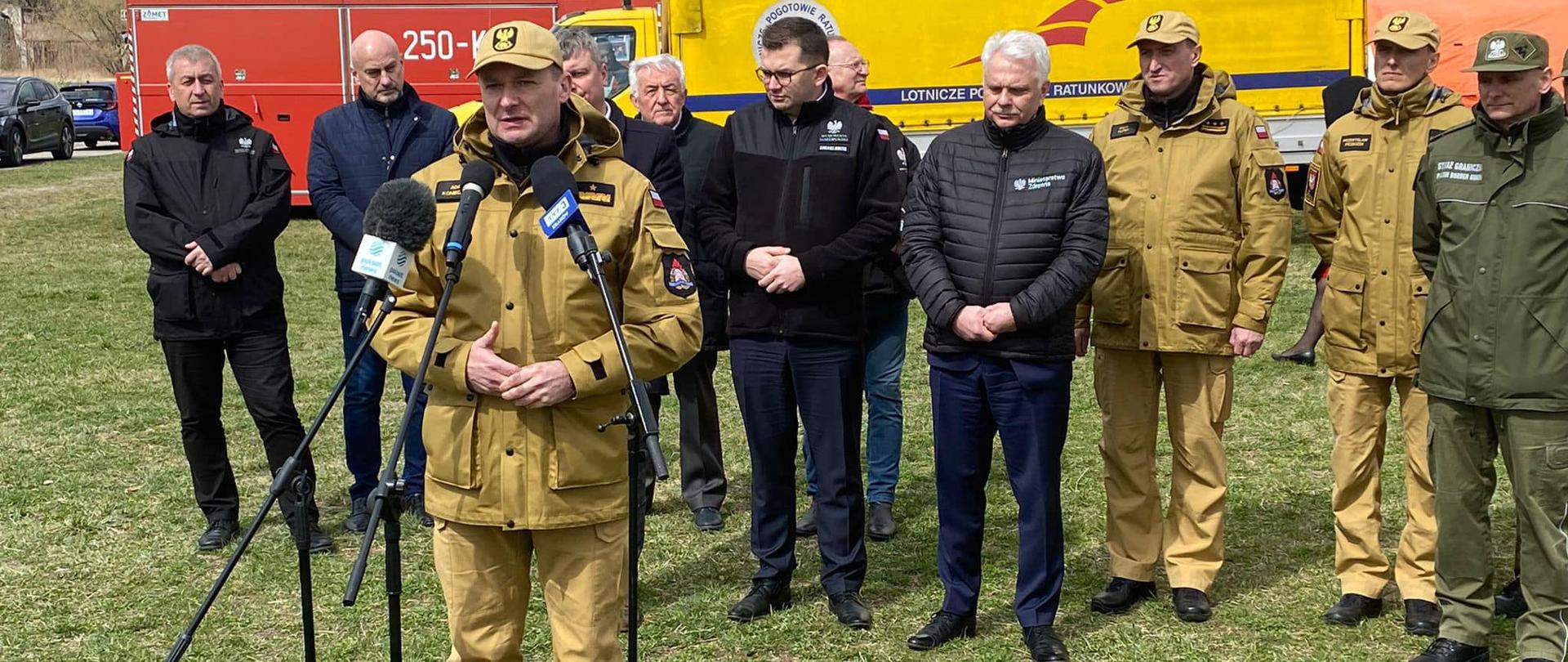  zastępca komendanta głównego PSP nadbryg. Adam Konieczny podczas konferencji prasowej 