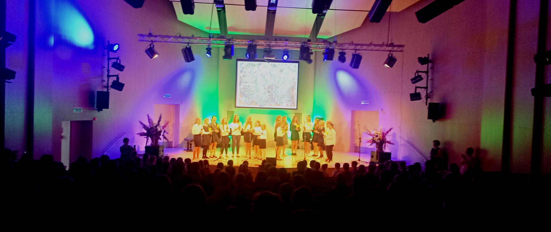 Dzieci śpiewające na scenie