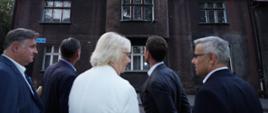 Minister Waldemar Buda ogląda budynki w Zabrzu, które skorzystają z dotacji na remonty i przebudowę mieszkań komunalnych.