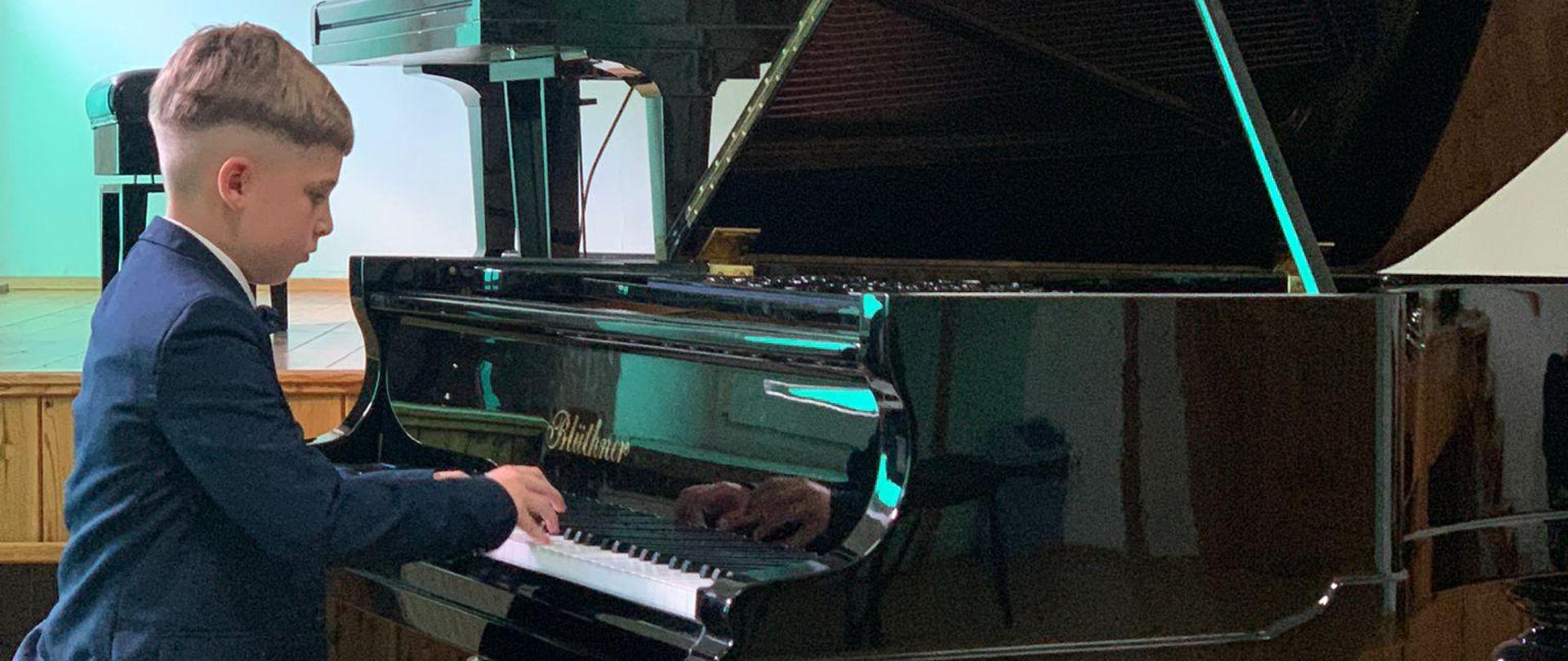 Zdjęcie przedstawiające wykonawców koncertu klasy fortepianu mgr Halyny Hachak, który odbył się 20 maja 2024 roku w auli szkoły.