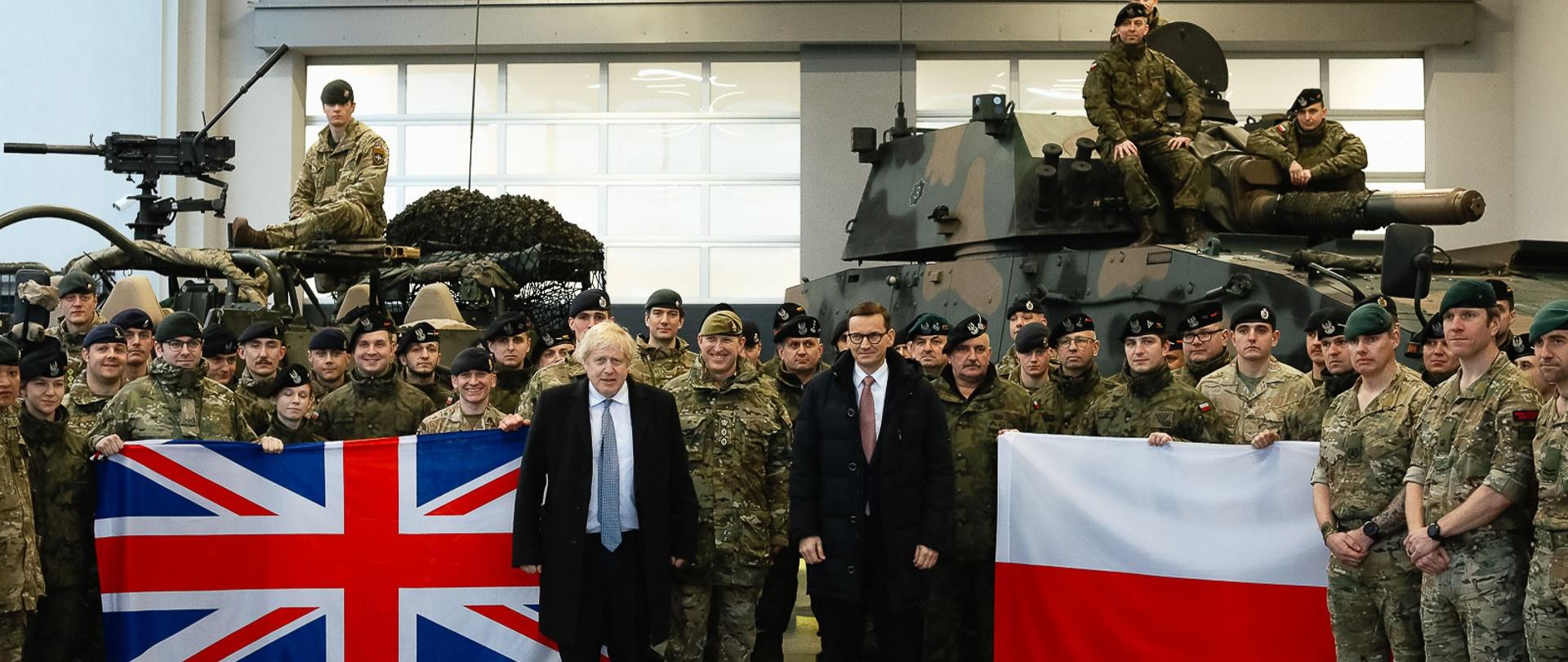 Wspólne zdjęcie premiera Mateusza Morawieckiego i Borisa Johnsona z żołnierzami.