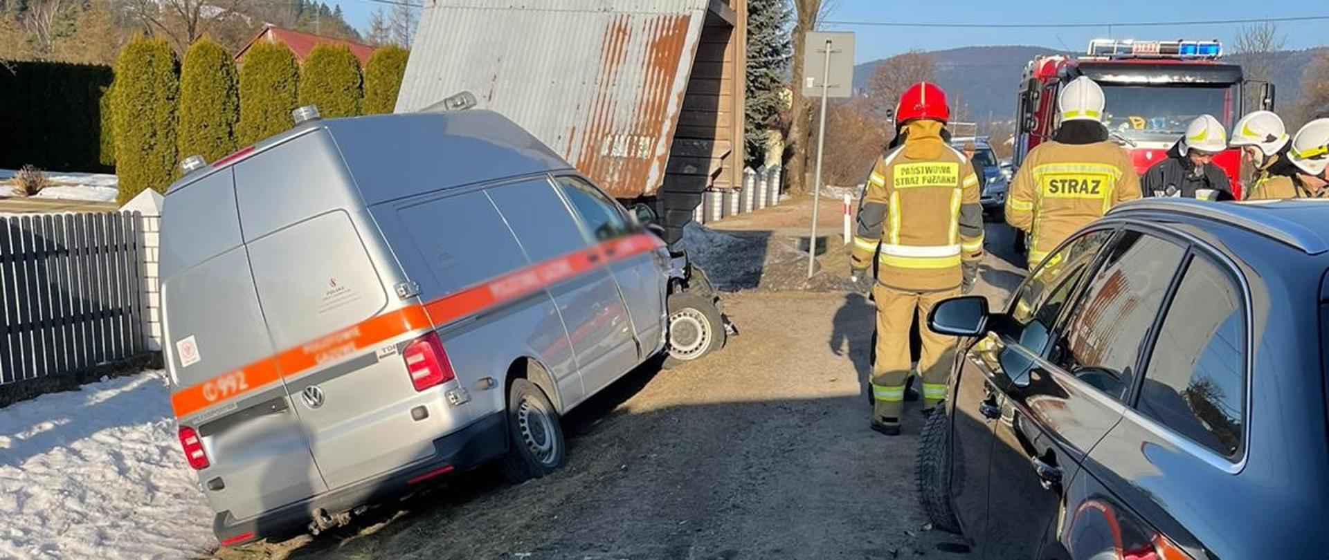 Samochody uczestniczące w zdarzeniu oraz strażacy