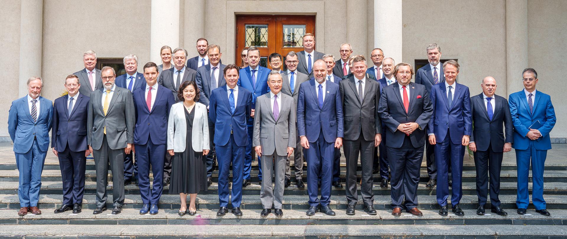 王毅部长访问波兰驻华大使馆