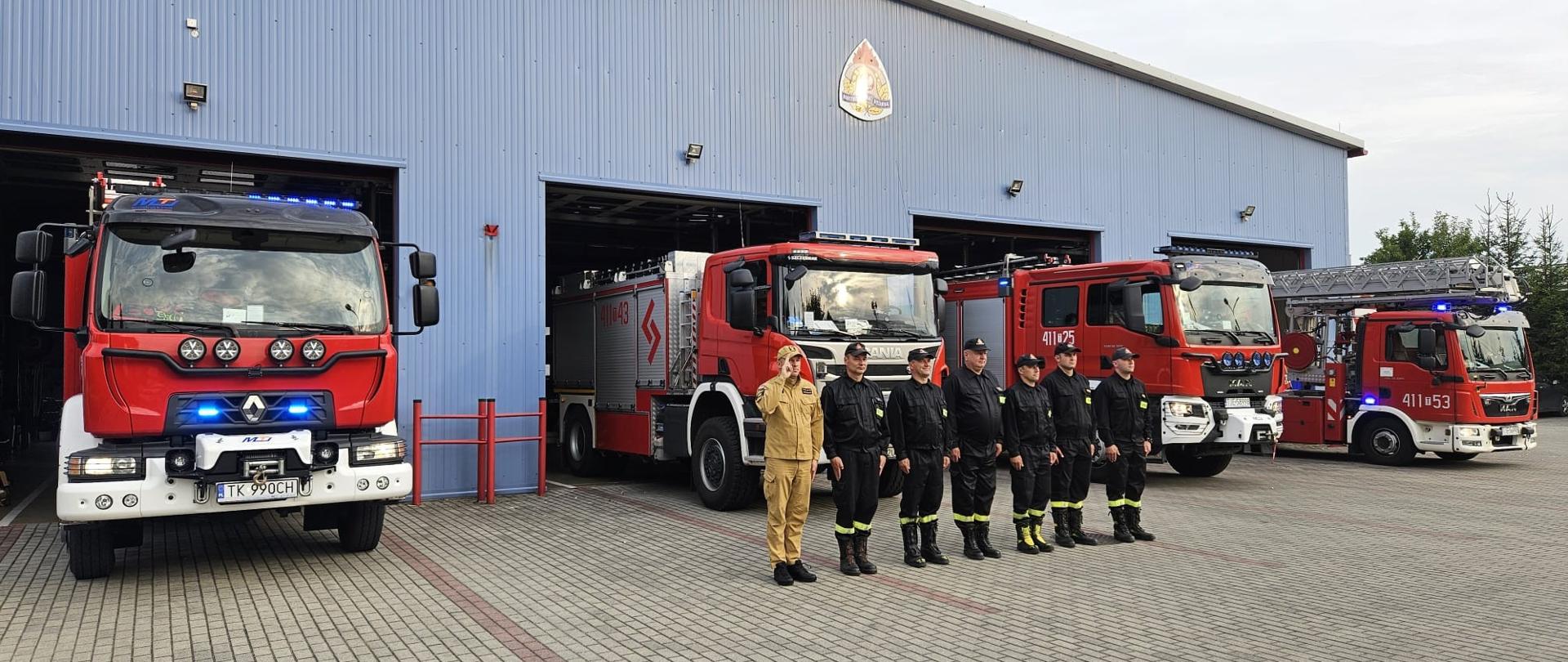 Strażacy oddają honor poległemu w działaniach druhowi