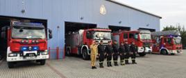 Strażacy oddają honor poległemu w działaniach druhowi
