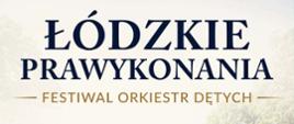 Na jasnym tle, przypominającym papier w kolorze kremowym, dużymi granatowymi literami umieszczono tytuł: „Łódzkie Prawykonania”.
