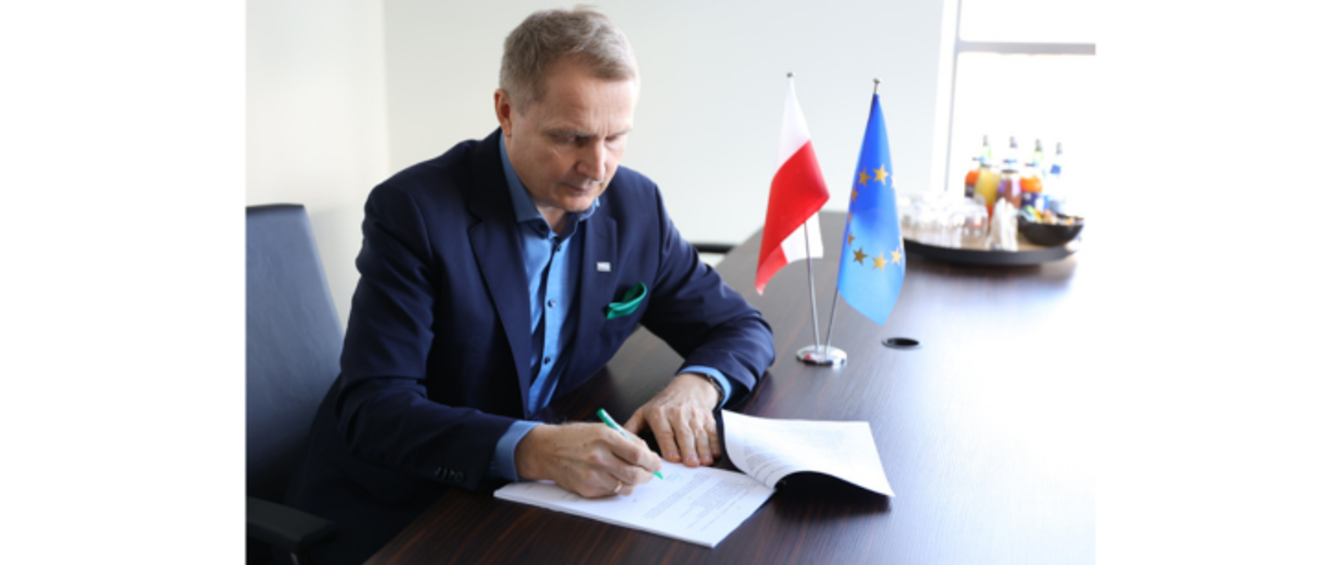 Dyrektor Generalny KOWR, Henryk Smolarz podpisuje protokoły zdawczo-odbiorcze, finalizujące przekazanie nieruchomości pod inwestycję CPK 