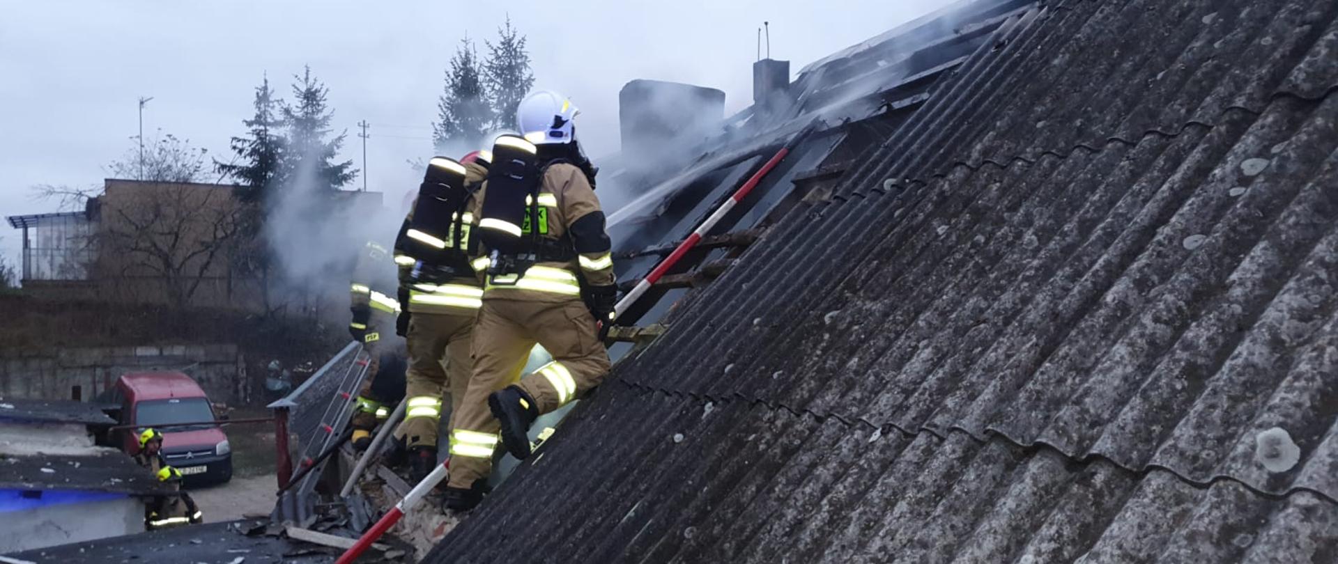 Na zdjęciu strażacy podczas działań gaśniczych