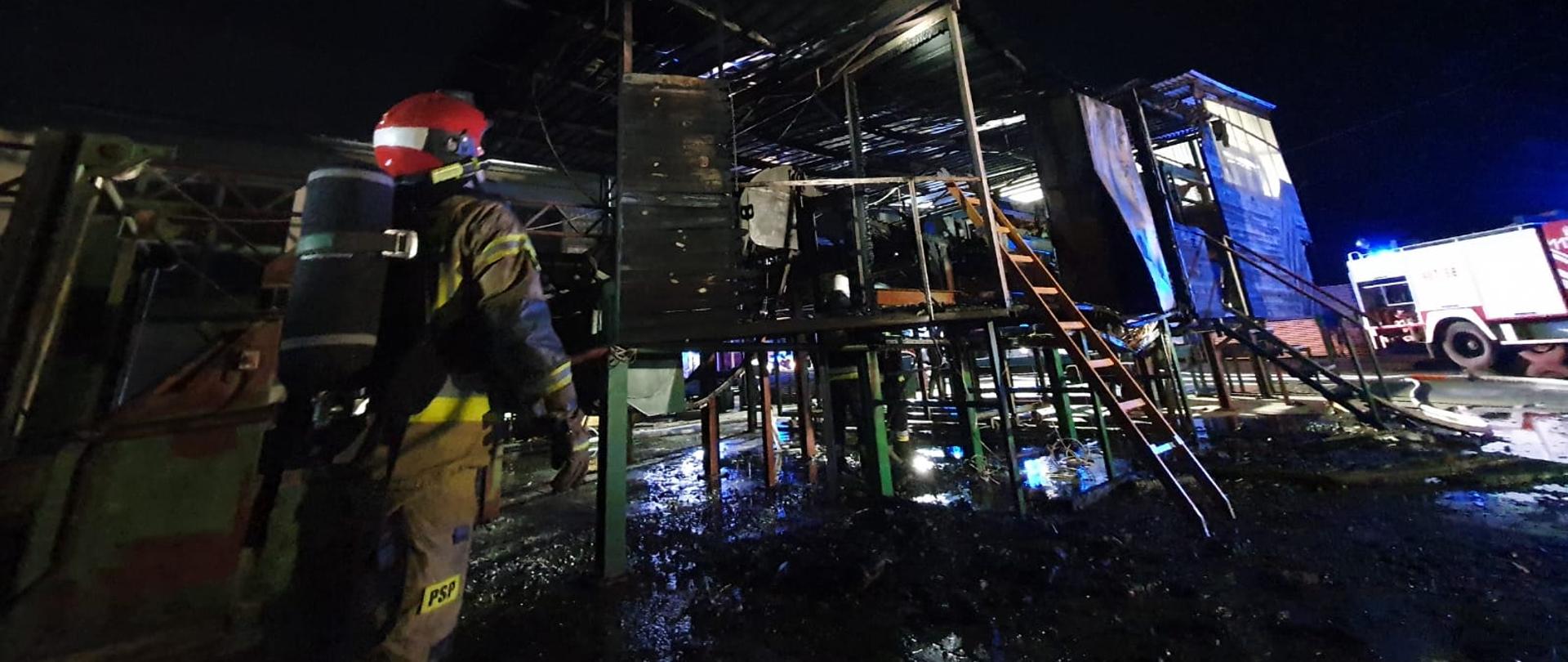 Pożar sztaplarki do drewna w tartaku w miejscowości Rogalice