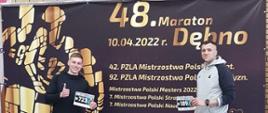 Zdjęcie przedstawia strażaków KP PSP w Wałczu na tle afiszu reklamowego 48 Maratonu Dębno