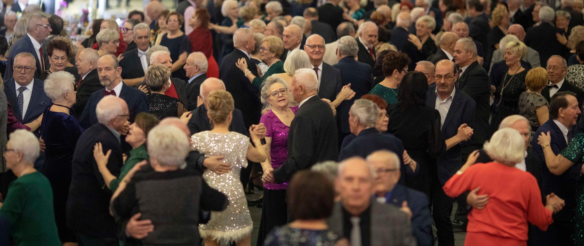 Na zdjęciu widać kobiety i mężczyzn