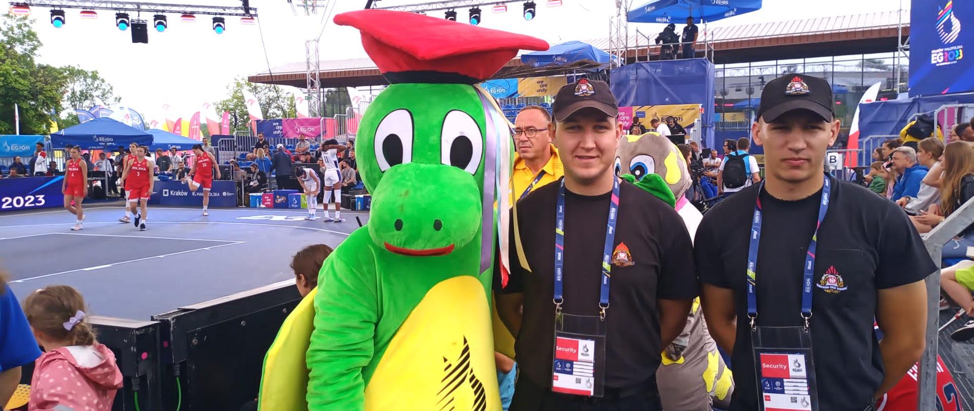 Strażacy_zabezpieczaja_III_Igrzyska_Europejskie,_od_samego_rana_do_poznych_godzin_wieczornych