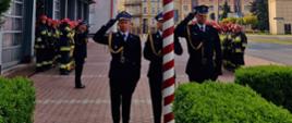 Na zdjęciu strażacy podczas uroczystej zmiany służby