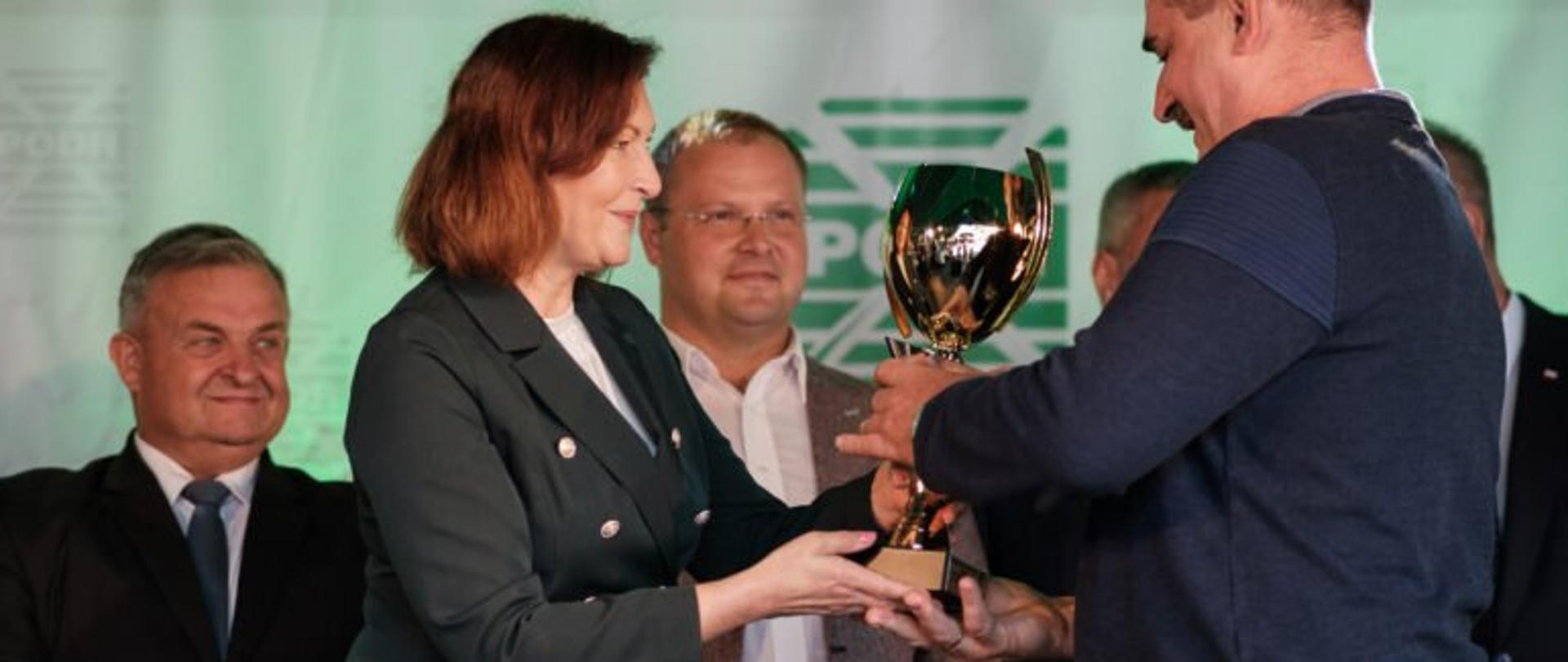 Wojewoda wręcza puchar podczas Jesiennej Giełdy Ogrodniczej