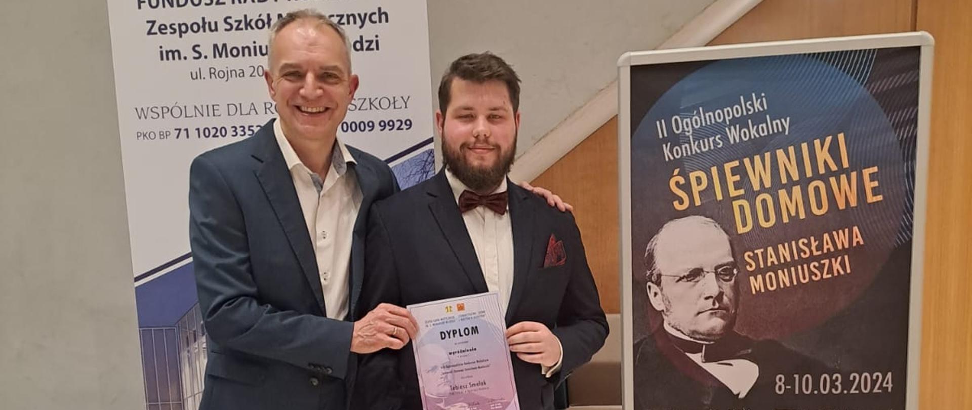 Tobiasz Smolak i nauczyciel Rafał Żurakowski z dyplomem