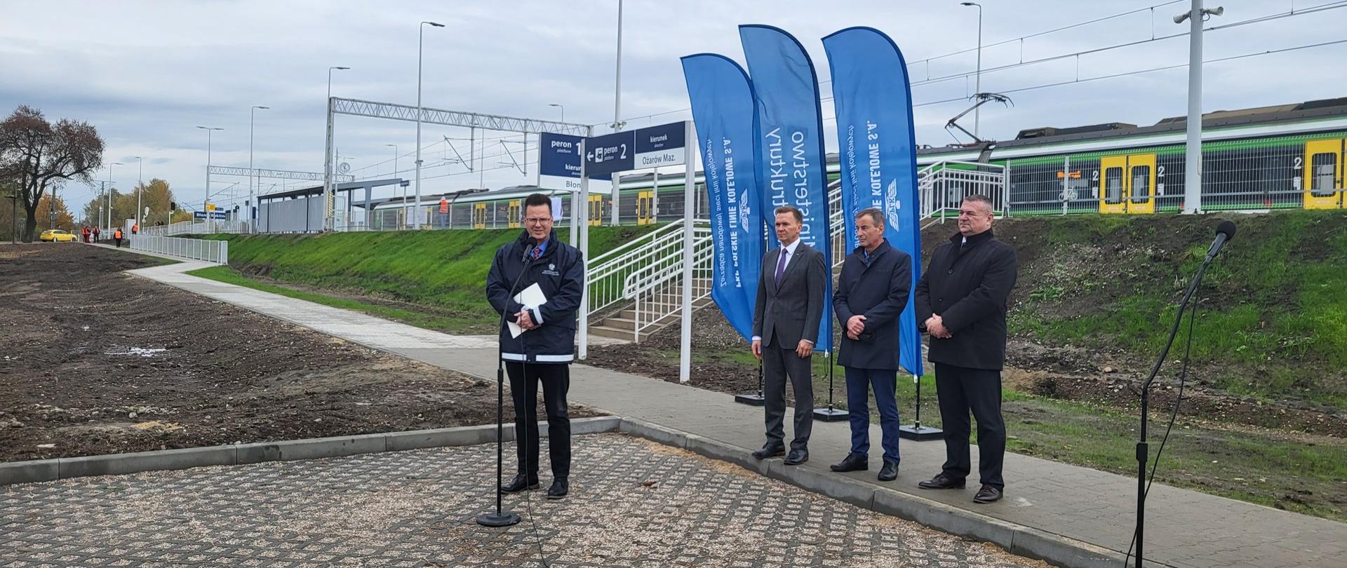 Wiceminister infrastruktury Andrzej Bittel podczas konferencji dotyczącej otwarcia nowego przystanku Błonie Rokitno 