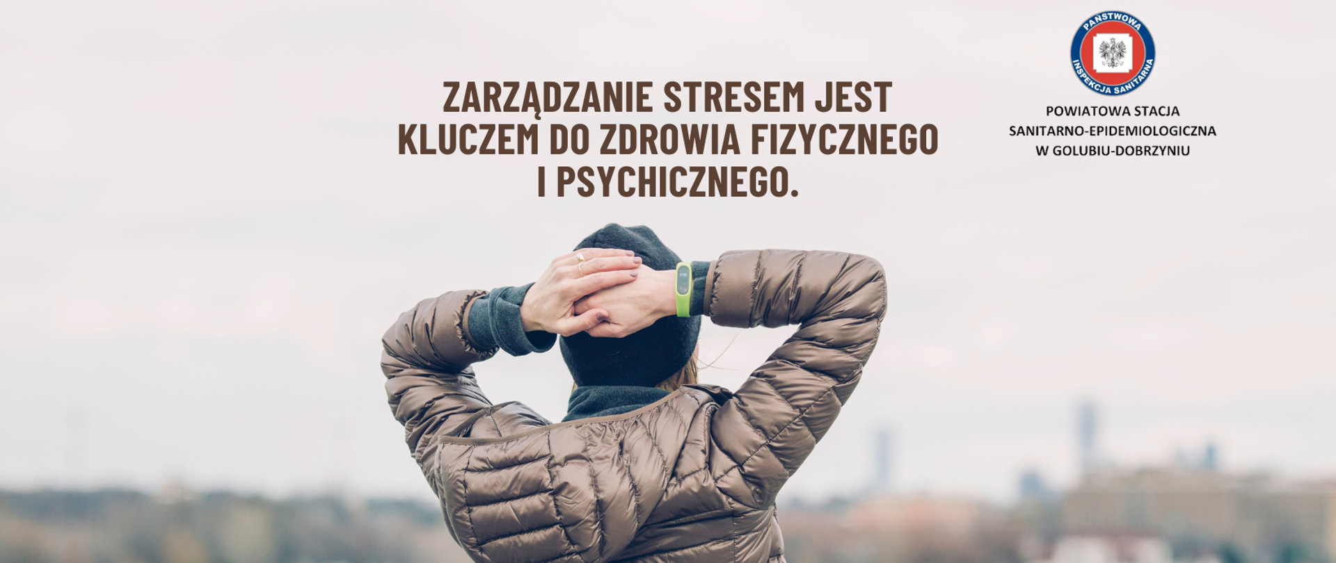 Kobieta w brązowej kurtce i czarnej czapce, wpatrująca się w dal i poszukująca sposobu na walkę ze stresem
