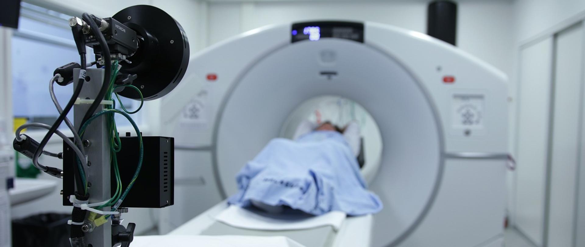 Pacjent podczas rezonansu magnetycznego