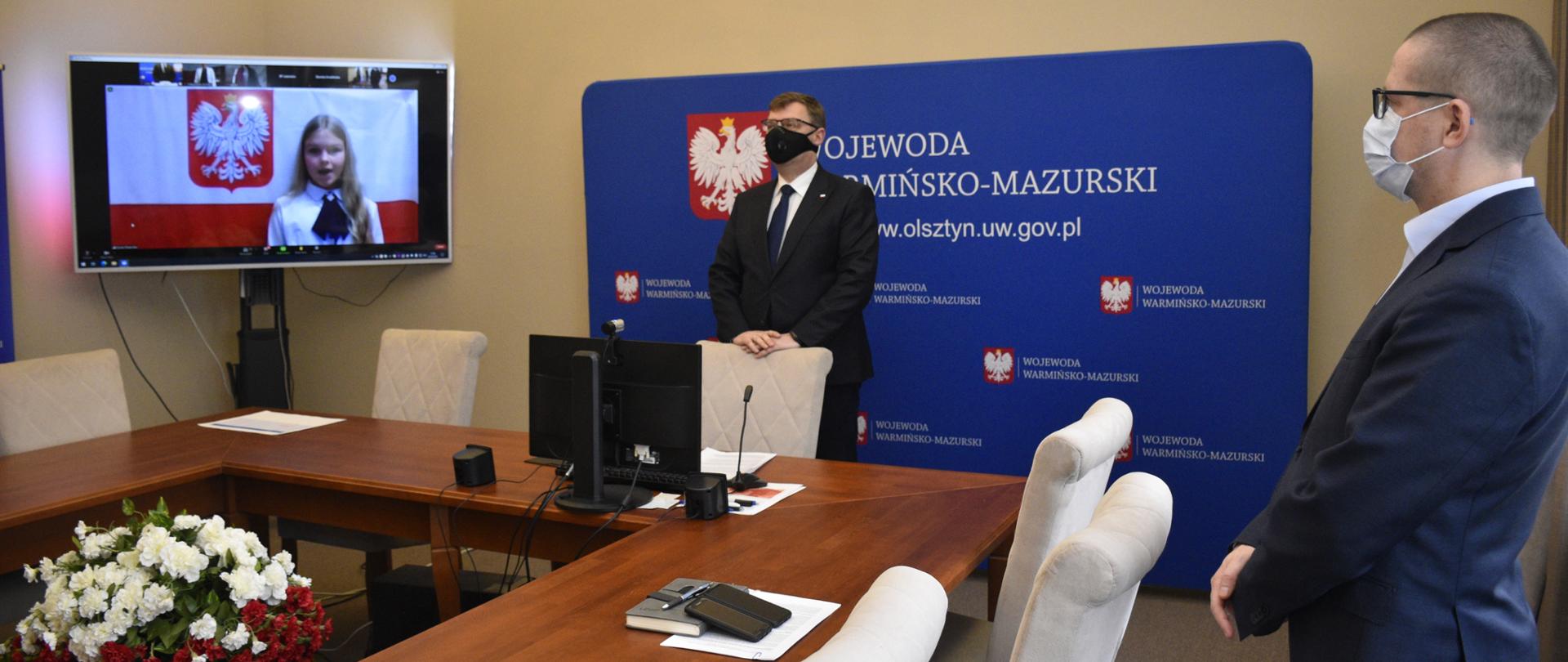 dziewczynka śpiewa hymn wszyscy stoją na baczność