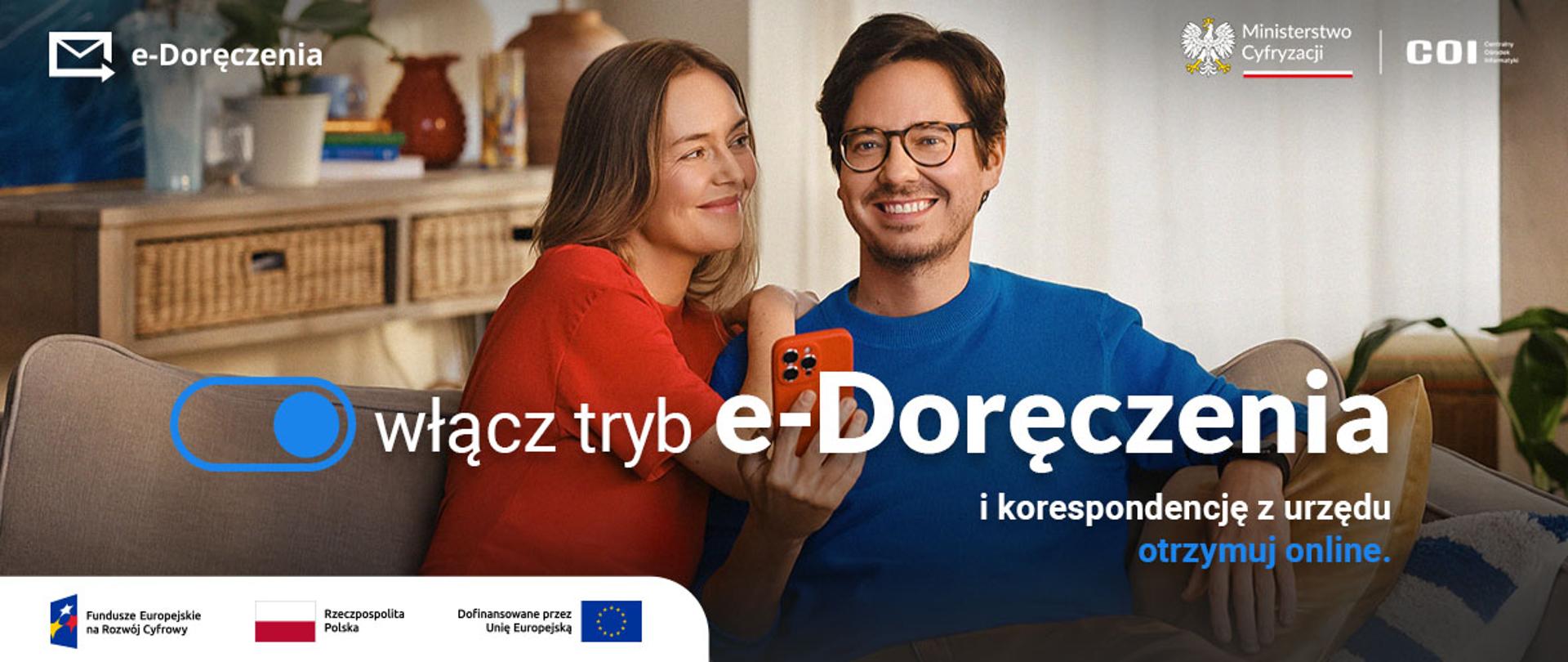 U góry logotypy: e-Doręczeń, Ministerstwa Cyfryzacji i COI. Na dole Fundusze Europejskie na Rozwój Cyfrowy, Flaga Polski z podpisem Rzeczpospolita Polska oraz flaga UE z napisem Dofinansowane przez Unię Europejską. Na zdjęciu uśmiechnięta para, mężczyzna trzyma w ręce telefon. Napisy: włącz tryb e-Doręczenia i korespondencję z urzędu otrzymuj online