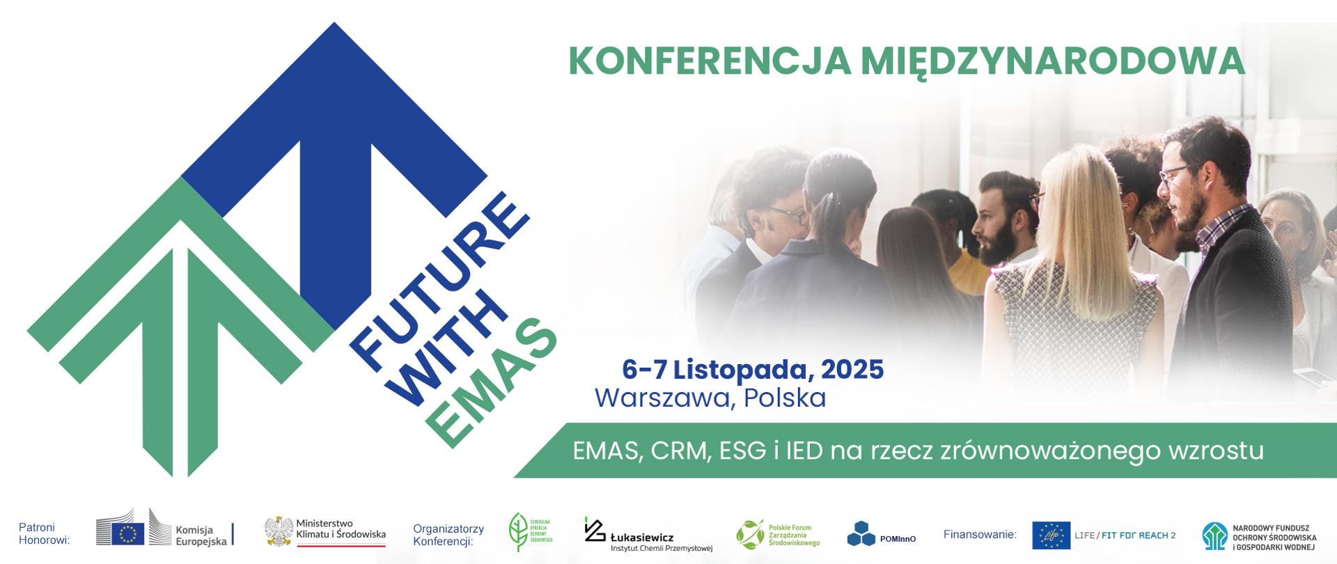 Grafika promuje konferencję międzynarodową "Future with EMAS", która odbędzie się 6-7 listopada 2025 roku w Warszawie. Po lewej stronie znajduje się logo konferencji - stylizowana strzałka skierowana w górę, złożona z zielonych i niebieskich elementów, obok której widnieje napis "Future with EMAS". Po prawej stronie umieszczono zdjęcie grupy osób rozmawiających w eleganckim, jasnym wnętrzu - najprawdopodobniej uczestników konferencji. Na dole widoczne są logotypy organizatorów, patronów honorowych i instytucji finansujących, m.in. Komisji Europejskiej, Ministerstwa Klimatu i Środowiska, Generalnej Dyrekcji Ochrony Środowiska, Instytutu Chemii Przemysłowej Łukasiewicz, Polskiego Forum Zarządzania Środowiskowego, narodowego Funduszu Ochrony Środowiska i Gospodarki Wodnej. Całość utrzymana jest w zielono-niebieskiej kolorystyce, podkreślającej tematykę zrównoważonego rozwoju i ochrony środowiska. 