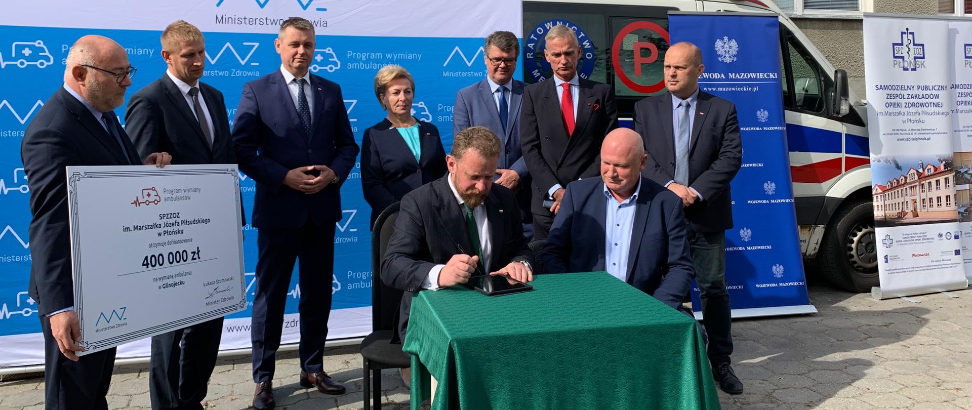 Podpisanie umowy o dofinansowanie na zakup nowej karetki pogotowia dla SPZOZ im. Marszałka Józefa Piłsudskiego w Płońsku. Nowy ambulans trafi do Glinojecka. 