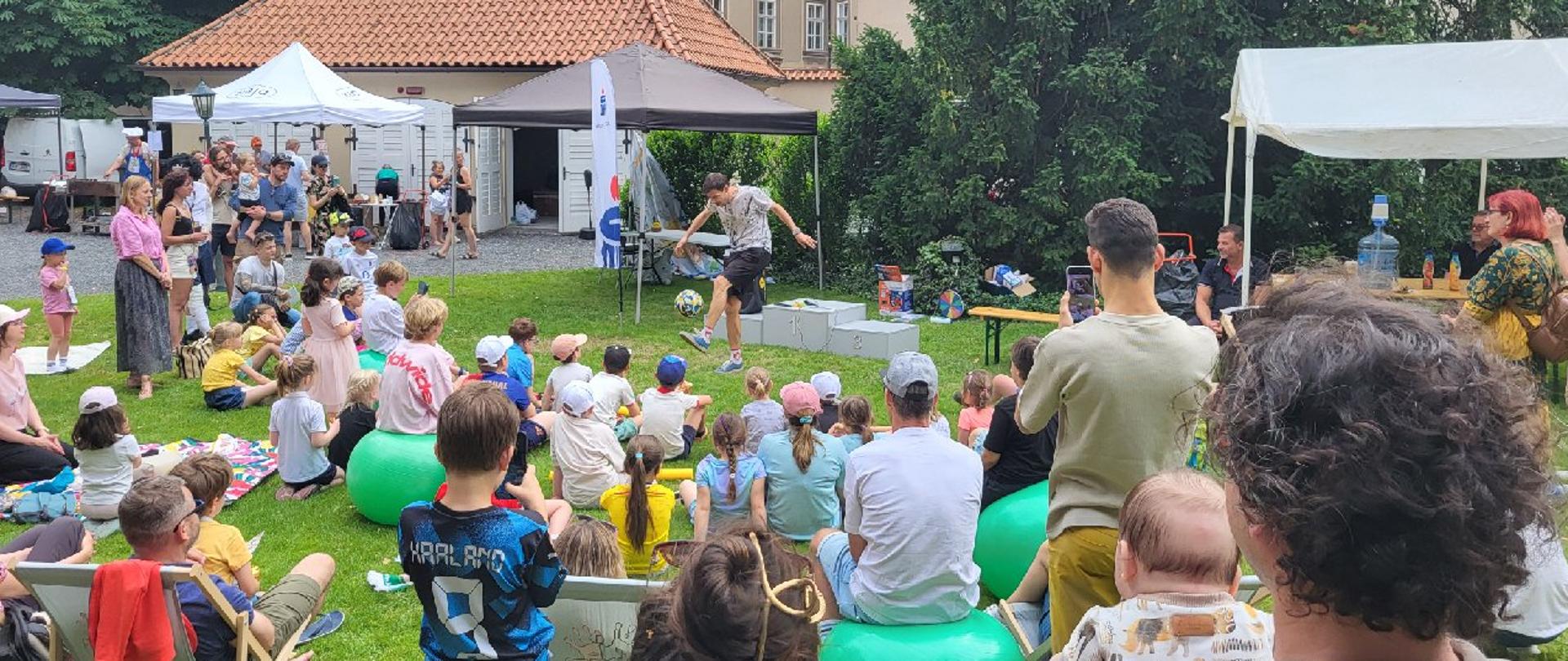 Dzieci i rodzice oglądają występ