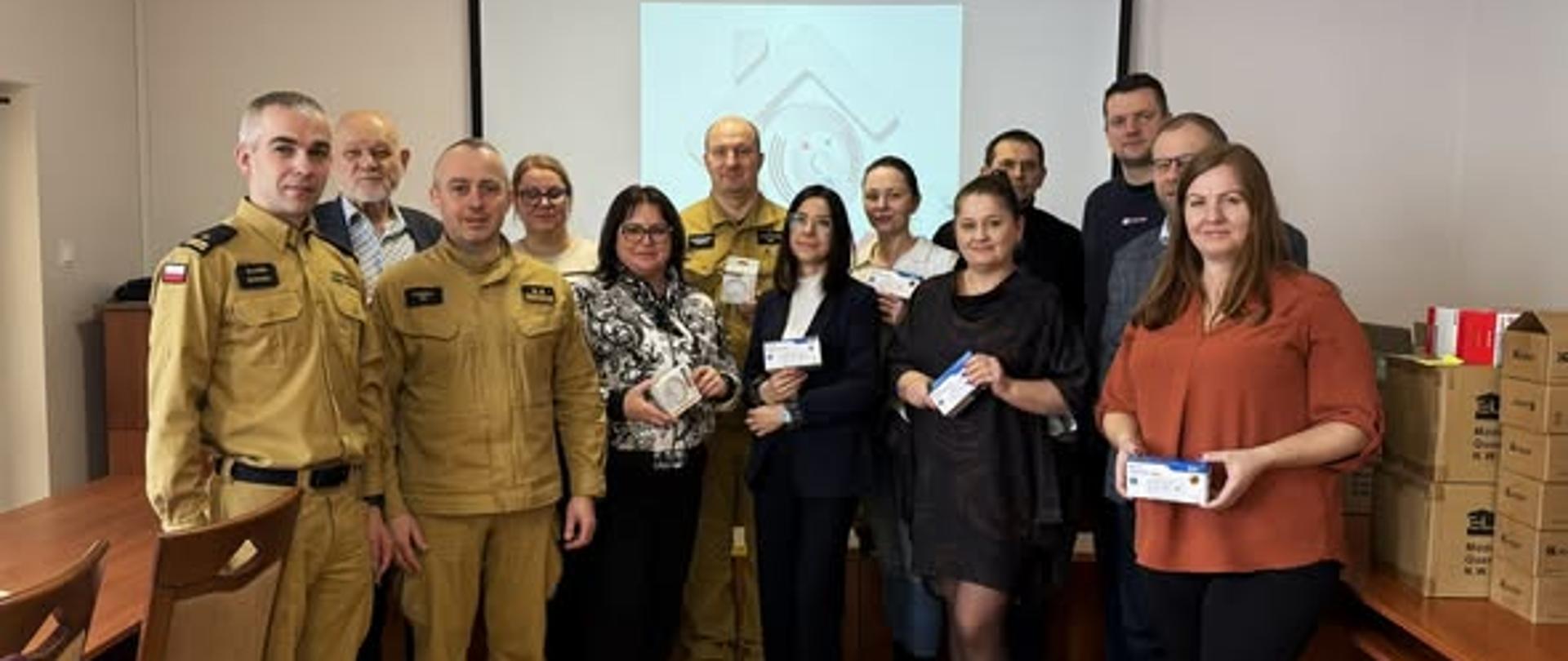 Zdjęcie grupowe uczestników spotkania poświęconemu ogólnopolskiej akcji dystrybucji czujek dymu i tlenku węgla