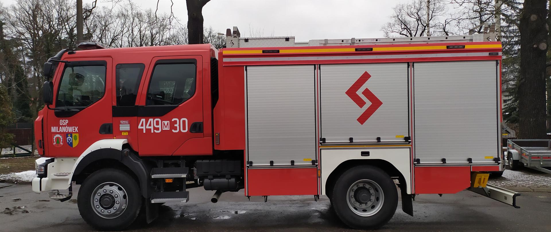 Na terenie strażnicy OSP Milanówek stoi nowy średni samochód ratowniczo-gaśniczy marki Renault. Samochód jest koloru czerwonego, żaluzje skrytek w kolorze srebrnym. Na drzwiach kierowcy widnieje napis koloru białego OSP Milanówek oraz herby Milanówka i Podkowy Leśnej. Na drzwiach przedziału pasażerskiego widnieje numer operacyjny koloru białego 449 M 30