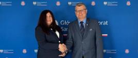 Kobieta i mężczyzna ściskają sobie ręce.