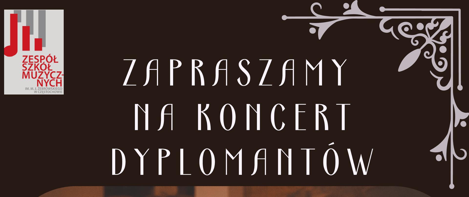 Na brązowym tle w lewym górnym rogu logo szkoły i nazwa koncertu. W prawym górnym rogu i w lewym dolnym rogu element ozdobny. W środku plakatu zdjęcie wycinka orkiestry z dyrygentem. Na dole informacja o dacie, godzinie i miejscu koncertu.