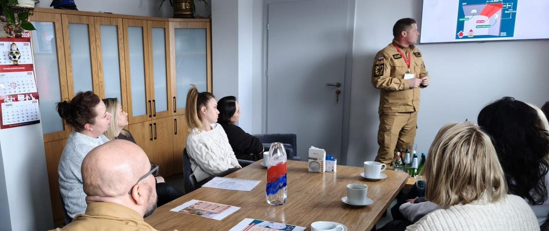 Pracownicy Gminnych oraz Miejskich Ośrodków Pomocy Społecznej z terenu Powiatu Puckiego biorą udział w szkoleniu edukacyjnym poświęconym funkcjonowaniu czujek tlenku węgla oraz dymu. 