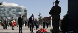 10. rocznica Katastrofy Smoleńskiej, Premier Mateusz Morawiecki i Wicepremier Piotr Gliński składają kwiaty pod pomnikiem.