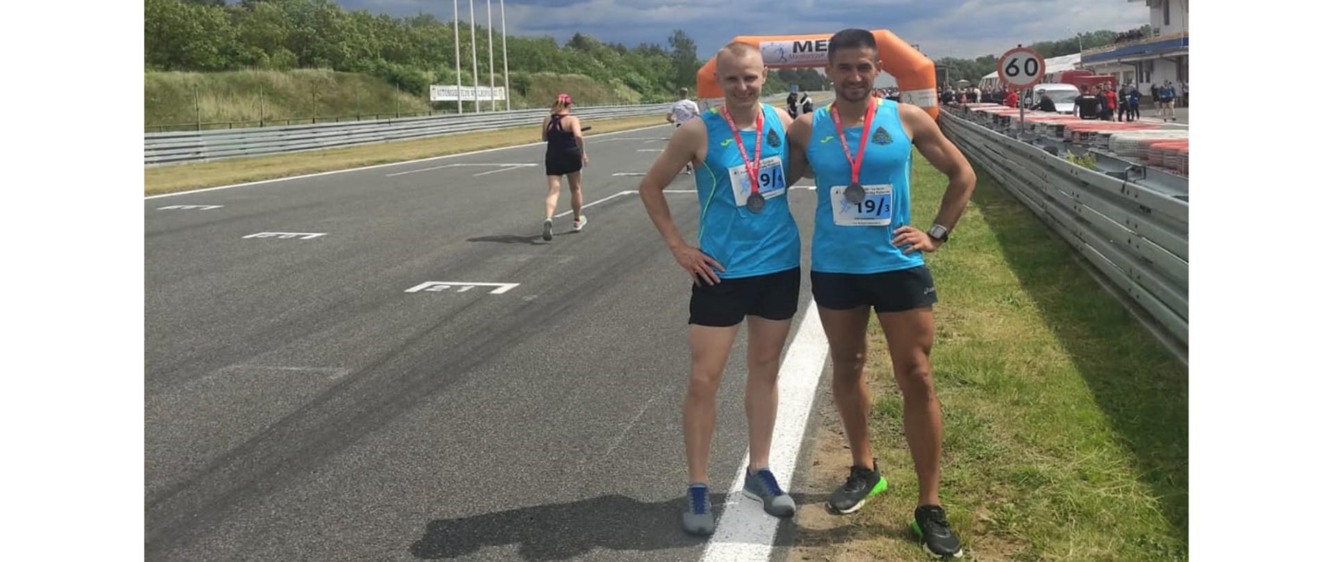 W dniu dzisiejszym na torze Automobilklubu Poznańskiego „Tor Poznań” odbył się bieg sztafetowy "30 kilometrów na 30-lecie Państwowej Straży Pożarnej".
W zawodach bierze udział 26, 7-osobowych zespołów, reprezentujących poszczególne województwa i szkoły pożarnicze. Dwóch strażaków z przasnyskiej komendy kpt. Bartosz Prekiel oraz mł.kpt. Rafał Smoliński zostali zakwalifikowani do składu reprezentacji województwa mazowieckiego i w kwalifikacji ogólnej zajęli wysokie 4 miejsce.
Naszym reprezentantom składamy Serdeczne Gratulacje !!!
Opracował: Oficer Prasowy Komendanta Powiatowego PSP w Przasnyszu kpt. Piotr Kuligowski.
Zdjęcia: kpt. Bartosz Prekiel.