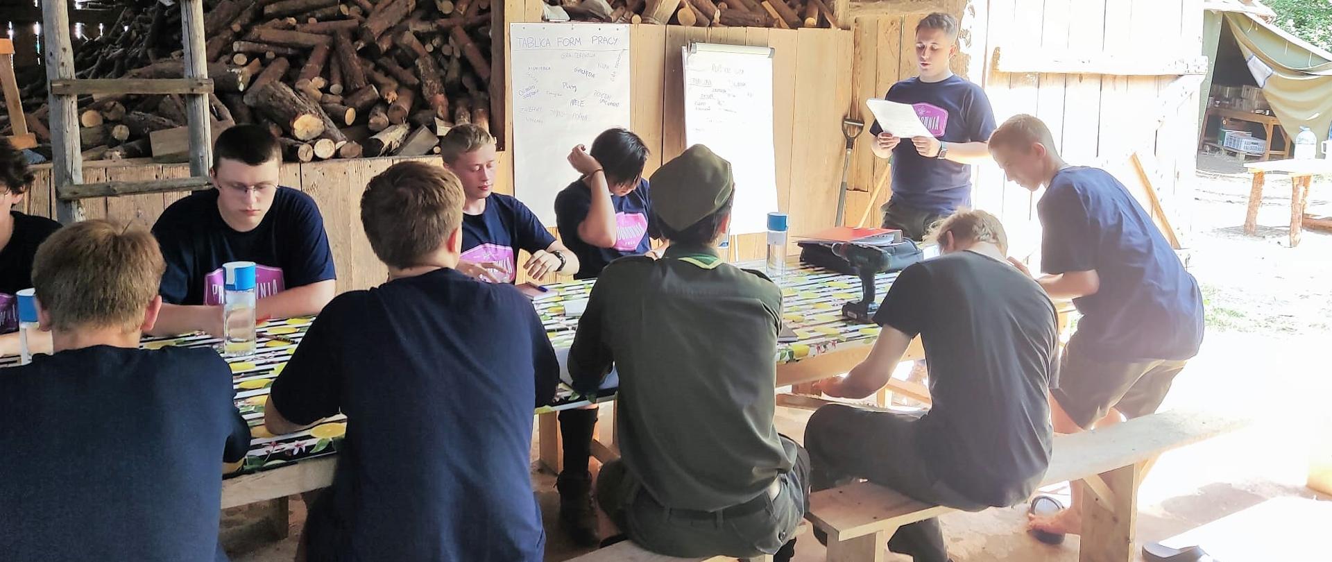 W dniu 1 lipca 2022r. funkcjonariusz Komendy Powiatowej PSP w Przasnyszu st.asp. Tomasz Kossak w ramach prewencji społecznej, przeprowadził działania edukacyjne dla uczestników obozu harcerskiego ZHR w miejscowości Nowa Wieś Zarębska, w gminie Chorzele.
Przypomniał harcerzom o zachowaniu się w sytuacji zagrożenia oraz o procedurach działania określonych w „Protokole uzgodnień w zakresie wzmocnienia bezpieczeństwa na obozach harcerskich pod namiotami”.
Kolejny raz przeprowadzono ćwiczenia organizacji i warunków ewakuacji do bezpiecznego schronienia podczas anomalii pogodowych. Zważywszy na ostrzeżenia o zagrożeniach meteorologicznych IMGW-PIB temat jak najbardziej na czasie.
