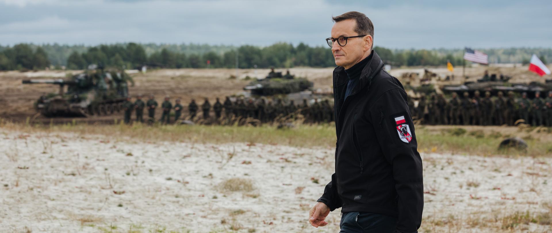 Premier Mateusz Morawiecki i żołnierze podczas ćwiczeń.