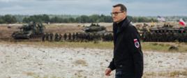 Premier Mateusz Morawiecki i żołnierze podczas ćwiczeń.