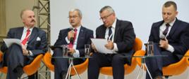 paneliści siedzą, do mikrofonu mówi minister Jerzy Kwieciński