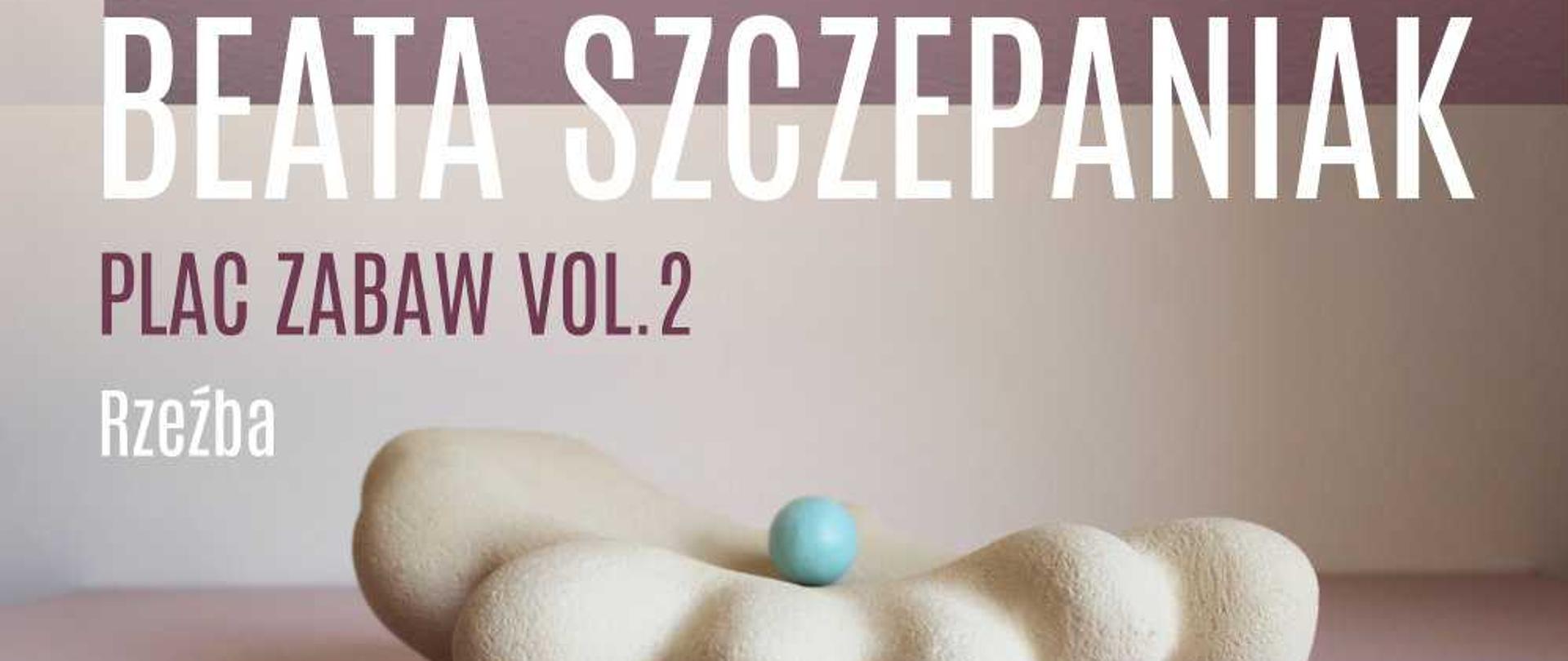 Zaproszenie, po środku na różowym tle forma ceramiczna, u góry napis: Beata Szczepaniak - wystawa Plac zabaw vol.2 Rzeźba, na dole napis: BWA Sieradz, Zaproszenie na wernisaż: 6.10.2023/18.00, wystawa czynna: 6-27.10.2023r. Sieradz, Kościuszki 3